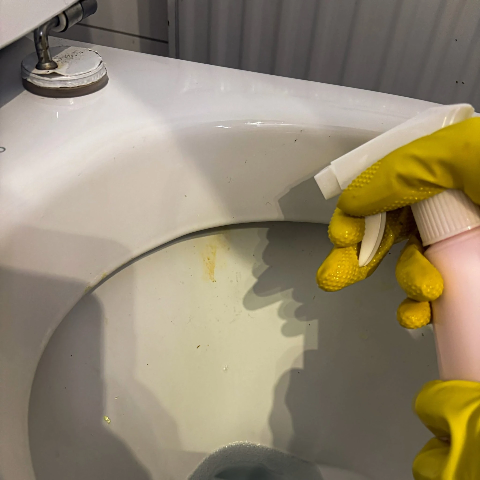 Húgykő eltávolítása WC-csészéből alapos takarítással